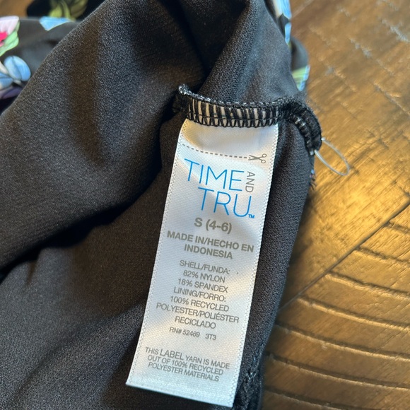 Floral 1pc Missy Swimsuit Size 4-6 - Picture 5 of 8